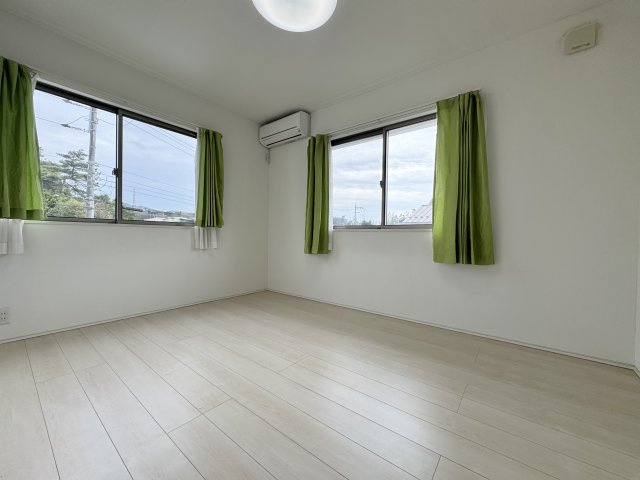 栗東市下戸山　中古戸建ての洋室|6帖の洋室は2方向からの採光があり、陽当たり良好。