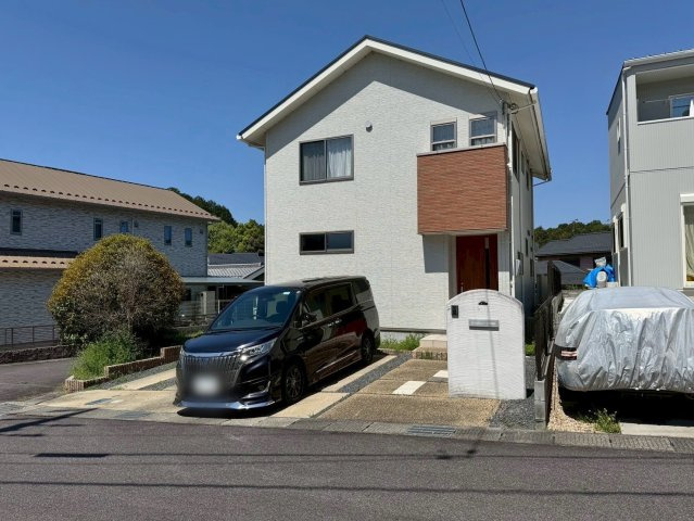 栗東市下戸山　中古戸建ての外観|10.2ｋｗの太陽光発電システム付きのオール電化住宅。