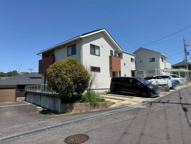 栗東市下戸山　中古戸建ての前面道路含む現地写真|前面道路幅員6ｍ×6ｍの角地で陽当たり良好。