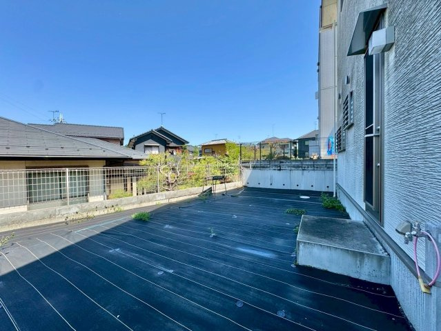 栗東市下戸山　中古戸建ての庭|広々お庭スペースあり。