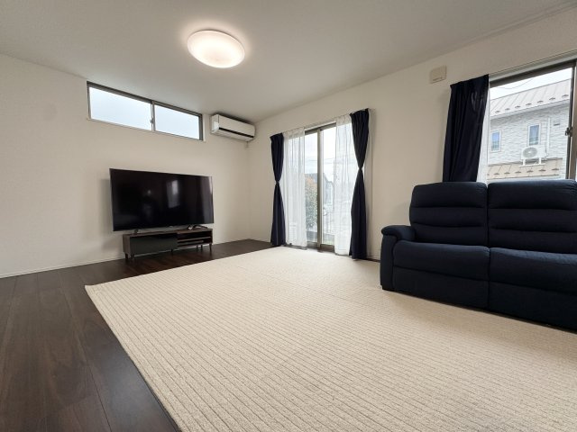栗東市下戸山　中古戸建ての居間・リビング|LDKはゆったり19.2帖。