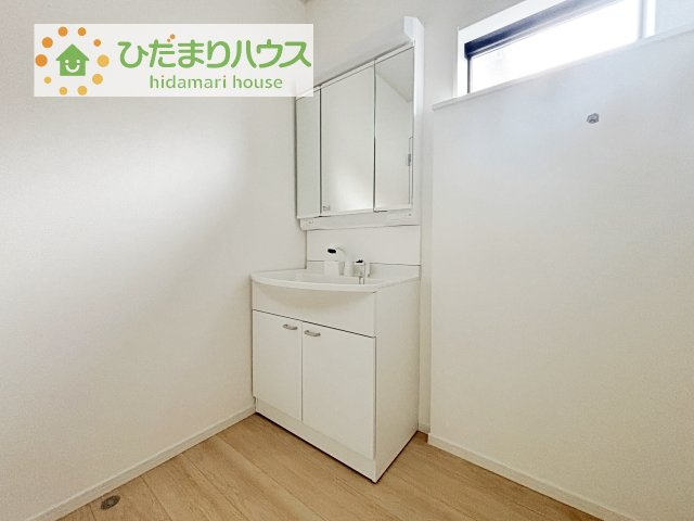 【独立洗面台】 | 土浦市小松第7　新築戸建　5号棟 | 三面鏡の大きな鏡は憧れます(^^♪
鏡の後ろは収納となっていて、細かいものでも収納できるのでスッキリと整理できます！