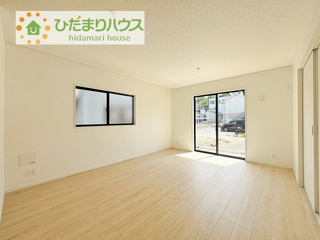 【居間・リビング】 | 土浦市小松第7　新築戸建　5号棟 | お子様が元気に遊べる広々としたリビングです！