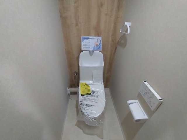 宝マンション鳴子　のトイレ|白を基調とした内装はいつでも明るく清潔な印象。
