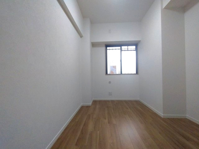 宝マンション鳴子　の洋室|コンパクトなお部屋ですが窓や収納があるので快適に過ごせます。