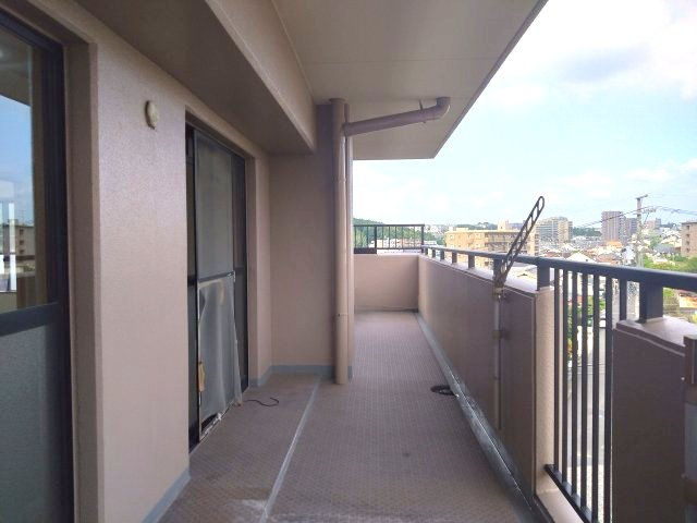 宝マンション鳴子　のバルコニー|屋根がついているのでお出かけ中にちょっとした雨に降られても安心です。