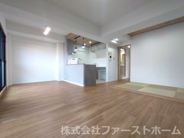 宝マンション鳴子　の居間・リビング|光が差し込む窓辺で食事も仕事も心地よい空間となっております！