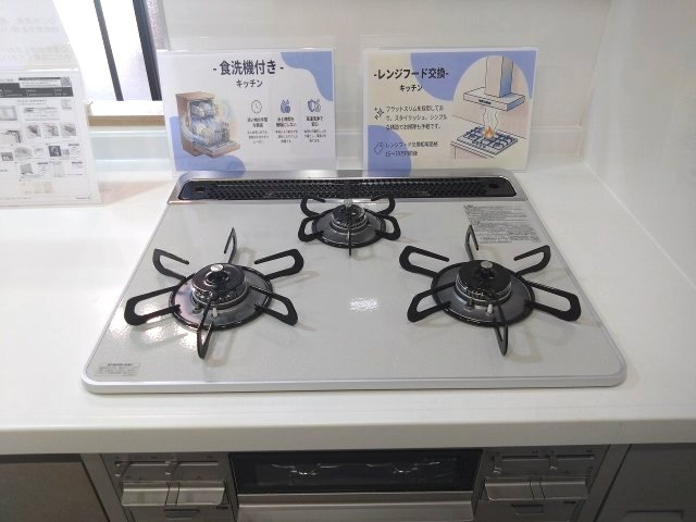 宝マンション鳴子　のキッチン|3口コンロ付なのでお料理がはかどります！