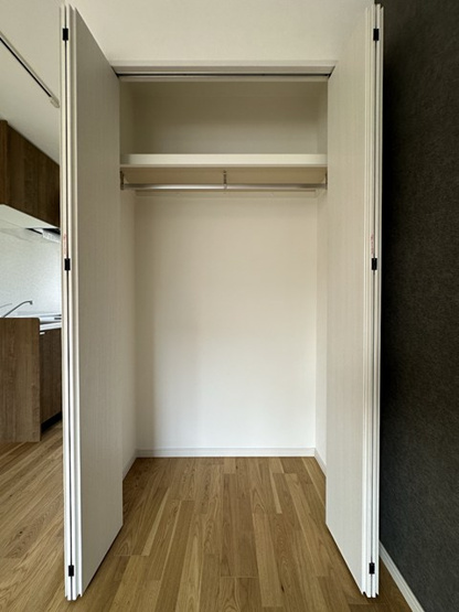 【収納】 | 益田ハイツ | 洋室8.7帖のお部屋にあるクローゼットです♪お洋服もしわにならず、キレイに収納できます☆