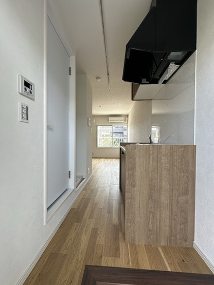 【玄関】 | 益田ハイツ | 玄関から室内への景観です！キッチンの奥に洋室8.7帖のお部屋があります♪