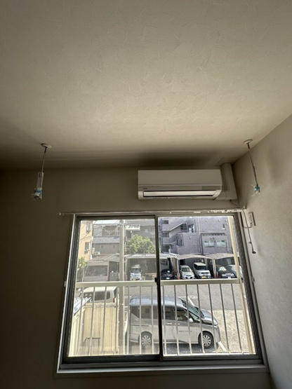 【設備】 | 益田ハイツ | 洋室8.7帖のお部屋にある室内物干しです！雨の日やお出掛け時の室内干しにとても便利☆花粉や梅雨の時期に重宝しますね♪
