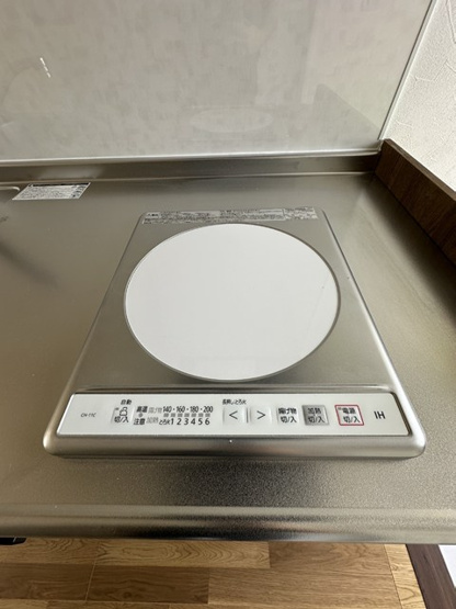 【キッチン】 | 益田ハイツ | キッチンは1口IHクッキングヒーター♪IHは火を使わないので安心なうえ、お掃除もラクラク♪
