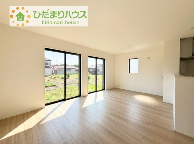 【居間・リビング】 | 取手市野々井第1期　新築戸建　1号棟 | お子様が元気に遊べる広々としたリビングです！