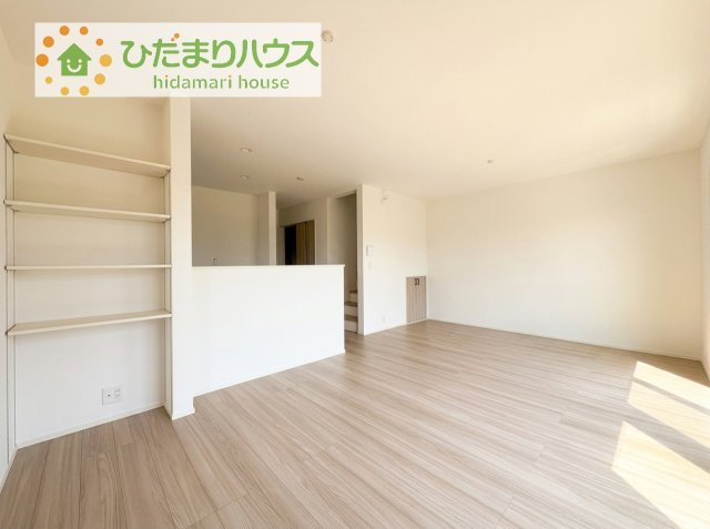 【居間・リビング】 | 取手市野々井第1期　新築戸建　1号棟 | 南に面した大きな窓から差し込む光で日中は電気いらず♪