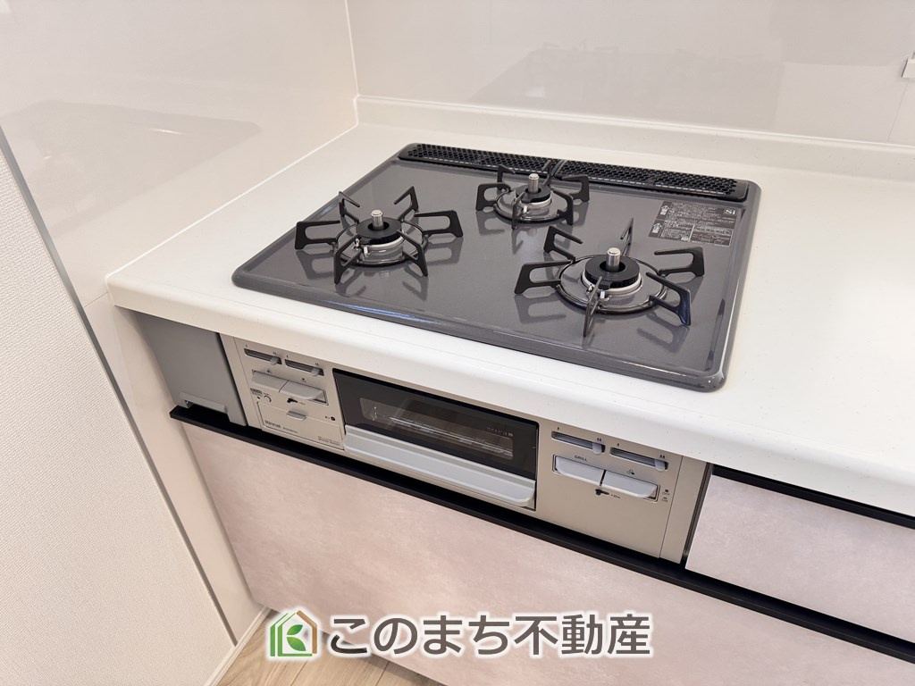 リナージュ大田原市新富町1期のキッチン|三ツ口コンロ採用で、同時調理もスムーズ◎！お料理を並べられるカウンター付きで、配膳・片付けをサポート！リビングで過ごすご家族とコミュニケーションを楽しみながら作業可能です♪