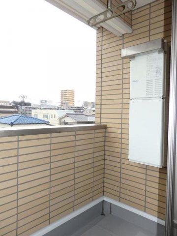 メゾン　ド　ペルレ　住村　Ⅰのバルコニー|開放的で明るい空間を演出してくれるバルコニーです