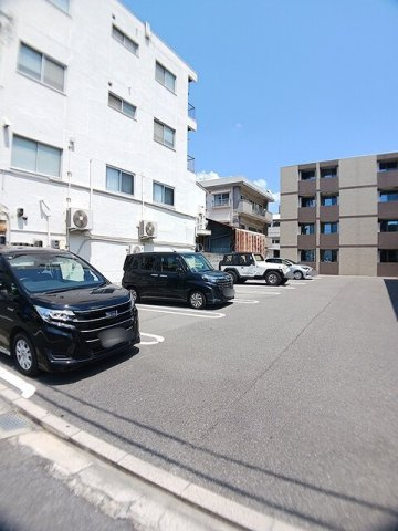プリマヴェーラ舟入の駐車場|車をお持ちの方に嬉しい駐車場付きの物件です