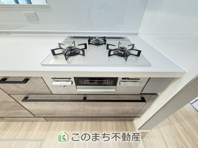 【キッチン】 | ワイウッドコート古河市上辺見第14期 | 同社施工物件写真。※建具やフローリング、その他仕様が異なる場合がございます。