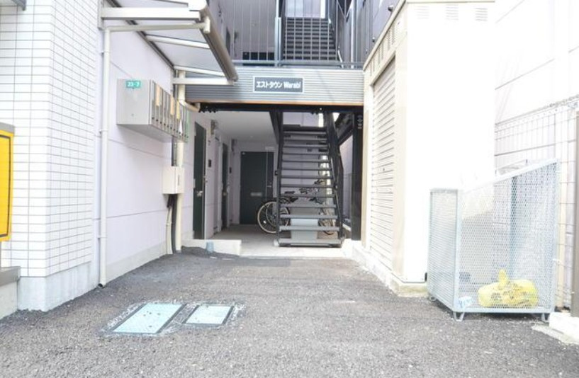 エストタウンwarabiのエントランス
