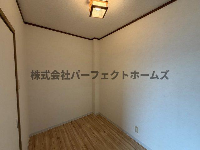 松井ハイツの洋室|落ち着いた色調の洋室です