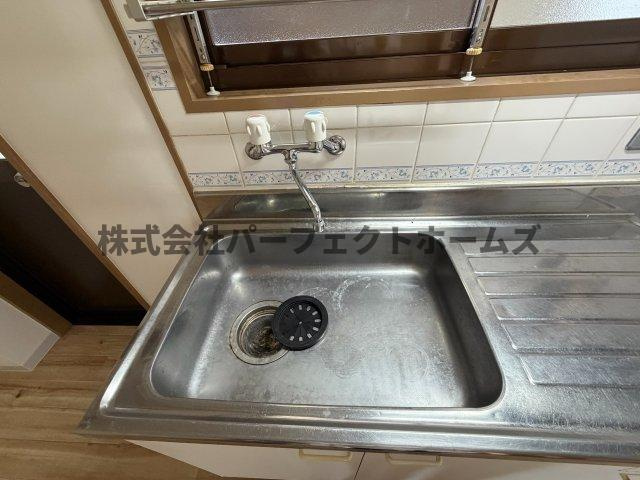 松井ハイツのキッチン|コンパクトなキッチンで掃除もラクラク