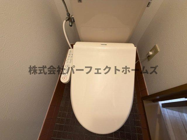 松井ハイツのトイレ|落ち着いた色調のトイレです