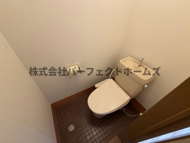 松井ハイツのトイレ|落ち着いた色調のトイレです