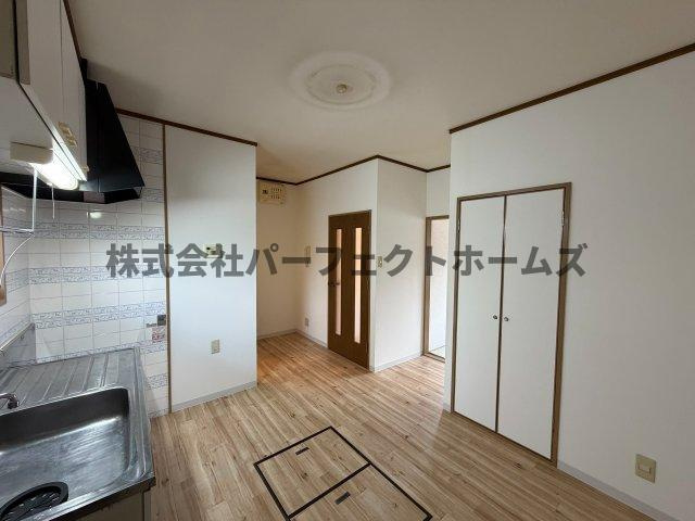 松井ハイツのキッチン|コンパクトなキッチンで掃除もラクラク