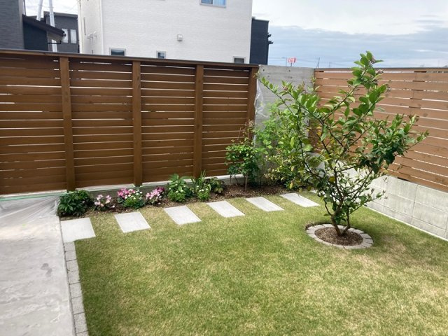 「ハザード外」香南市野市町下井　中古一戸建ての庭|陽当たり良好な南庭！子どもやペットの遊び場、ガーデニングにもぴったりなプライベート空間。