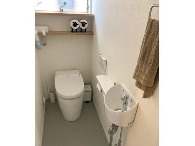 「ハザード外」香南市野市町下井　中古一戸建てのトイレ|タンクレストイレで見た目もスッキリ！手洗い場完備で使い勝手の良い清潔感のある空間。