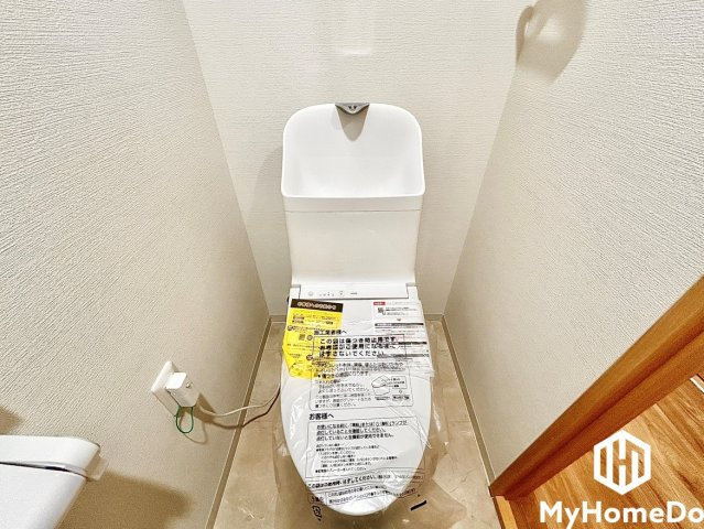 シャトー浅山のトイレ|省スペースで節水効果も期待できる手洗い付きタンクを採用。温水洗浄便座（ウォシュレット等）も完備しており快適に使用できます。