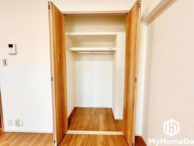 シャトー浅山の収納|クローゼット扉が折れ戸になっており、開口部が広く開くため荷物の出し入れや整理整頓がスムーズに行えます。