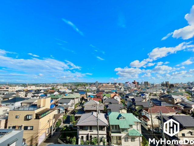 シャトー浅山の展望|視界を遮る大きな建物がなく、どこまでも広がる青空と遠くの山並み・街並みを一望できる爽快な眺望です。