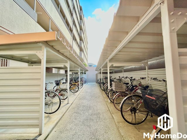 シャトー浅山の駐輪場|雨の日も安心の屋根＆サイドパネル付き！使い勝手の良い平置き敷地内駐輪場