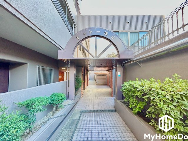 シャトー浅山|マンション名があしらわれた重厚感のあるアーチ型のキャノピー（屋根付きアーチ）が住まいのシンボルとなり、品格ある佇まいで居住者やゲストを迎えます。