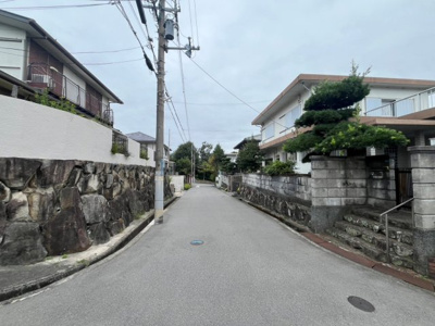【前面道路含む現地写真】 | 茨木市山手台5丁目　建築条件無し売り土地 | ■100万円値下げしました■約６ｍ×約６ｍ道路の角地で陽あたり・通風・眺望良好です■建築条件なし土地  ■北西角地■お好きなハウスメーカーで建築可能です
