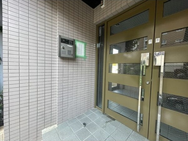 フォーブル日進のエントランス
