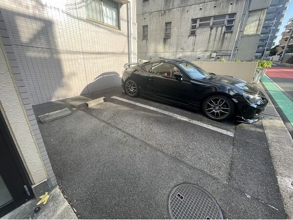 フォーブル日進の駐車場