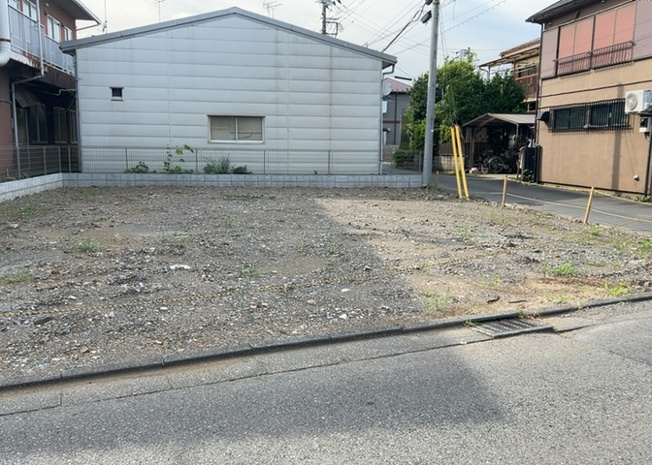 【外観】 | 現地に行くなら、物件の周囲の地形がどうなっているかを見ることも大切です。周辺より低くなっている土地では、大雨などで水が集まりやすいため、地盤が弱くなっているということも考えられるため、注意が必要です。