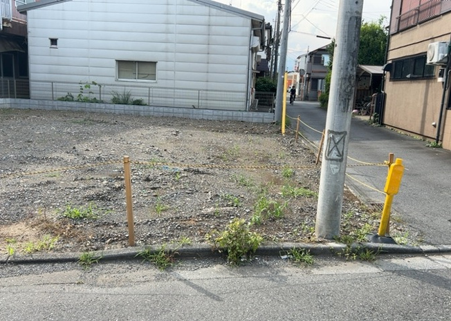 【外観】 | 土地購入を検討されている場合、境界杭がない状態で購入してしまうと境界確定測量をする必要があり、費用がかかります。購入の前に、売主、隣土地所有者立ち合いのもと境界を確定し境界杭を設置するのがベストです。