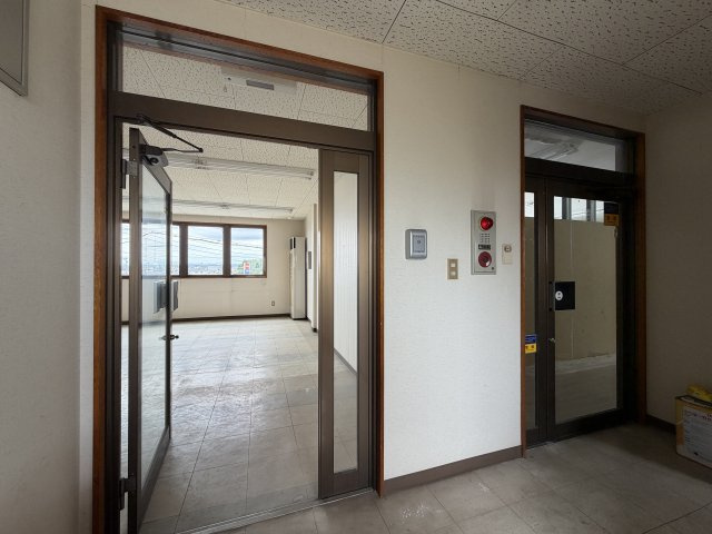 大丸ビルの玄関