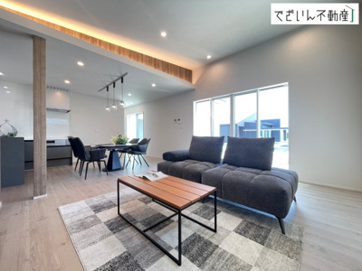 【居間・リビング】 | 伊勢崎市三室町  【平屋】新築住宅 | 南からたっぷり差し込む陽光が、家族の団らんをあたたかく照らす。広々としたLDKは、子どもが走り回っても余裕のある安心空間です。
現地(2026年8月撮影)