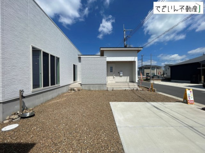 【外観】 | 伊勢崎市三室町  【平屋】新築住宅 | 南向きの穏やかな佇まいが、家族の新しい日常を優しく包み込む。静かな街並みに、安心して子育てできる環境が整っています。
現地(2026年8月撮影)