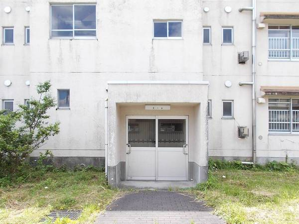 ビレッジハウス高瀬2号棟のエントランス|ゆとりのあるエントランスです