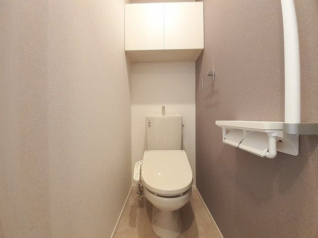 ポルトボヌールのトイレ|落ち着いた色調のトイレです