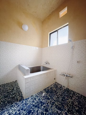 【中古戸建】高崎市剣崎町の浴室|■浴室｜デザイン性に優れた浴室♪1日の疲れを癒す、ゆったりとしたバスタイムをぜひお過ごしください(*＾＾*)大きな窓付きで嬉しい♪