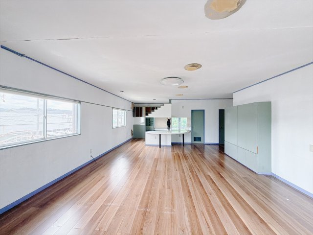 【中古戸建】高崎市剣崎町の洋室|■洋室｜お子様の一人部屋にピッタリな洋室。木のぬくもりを感じるフローリングは、天然木の味わいが時とともに深みを増していきます。また、傷にも強く、フリーワックスでお手入れもラクラクです♪