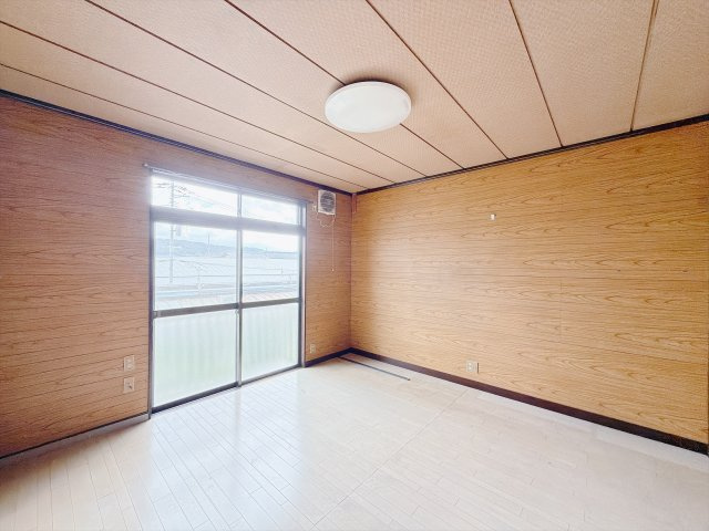 【中古戸建】高崎市剣崎町の洋室|■洋室｜洋室には大きな窓をご用意しています。日中はあたたかな日差し差し込み自分時間も充実できますね＾＾