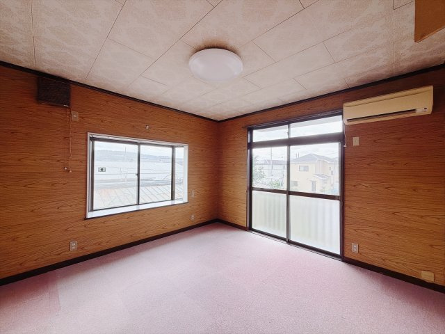 【中古戸建】高崎市剣崎町の洋室|■洋室｜2面採光で明るい洋室。明るい日差しがたっぷり差し込みます♪