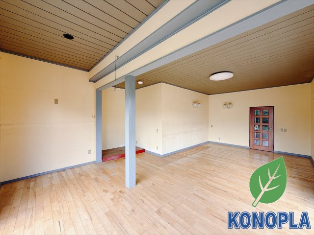 【中古戸建】高崎市剣崎町の居間・リビング|■洋室｜窓から射し込む陽射しが縦横に広がり、あたたかな空間が形づくられています。ここはご家族の笑顔集まる憩いの空間です( ＾＾ )